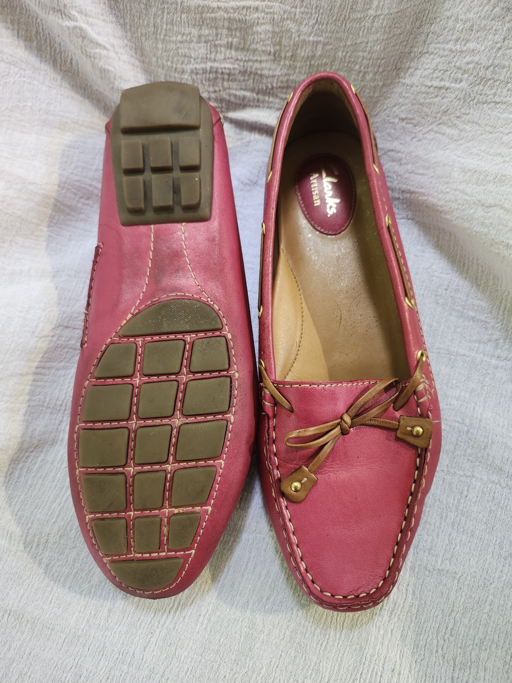 Clarks Women’s Pink Leather Moccasin Loafers with Tan Bow - Picture 3 of 4